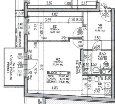 Grundriss einer Wohnung mit Loggia, Wohn- und Schlafzimmer, Küche, Bad und Flur. Maßangaben und Raumaufteilung sichtbar.